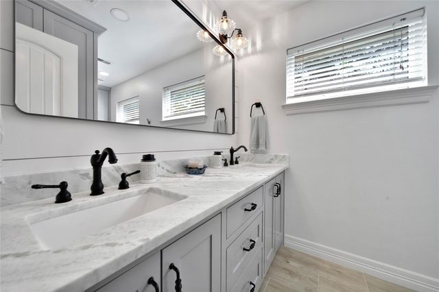 1042 Chamboard Lane, Houston, TX 77018