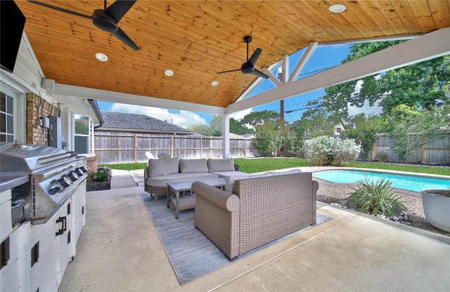 1042 Chamboard Lane, Houston, TX 77018