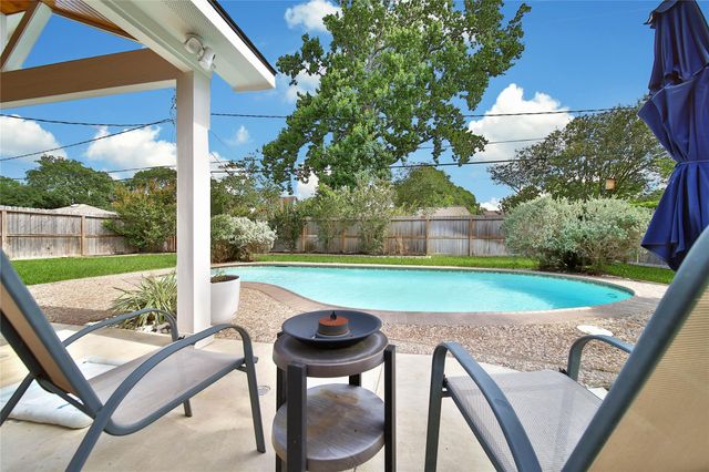1042 Chamboard Lane, Houston, TX 77018