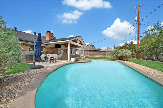 1042 Chamboard Lane, Houston, TX 77018