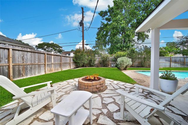 1042 Chamboard Lane, Houston, TX 77018