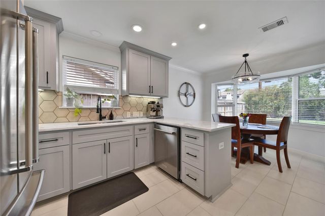 1042 Chamboard Lane, Houston, TX 77018