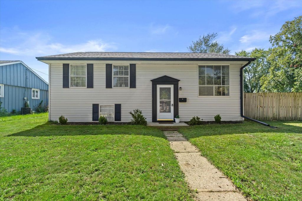 9525 Hulda DRIVE, Sturtevant, WI 53177
