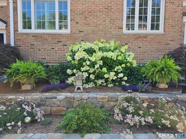 205 Main Street 33, New Canaan, CT 06840