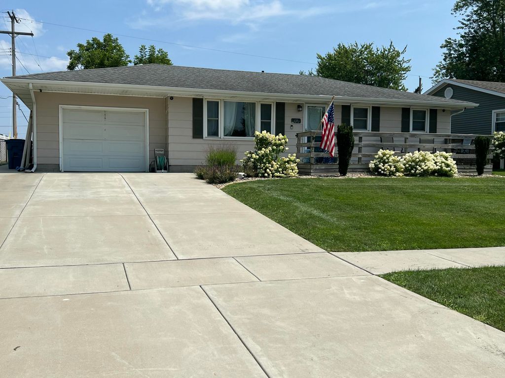 138 S Chase Drive, Crown Point, IN 46307