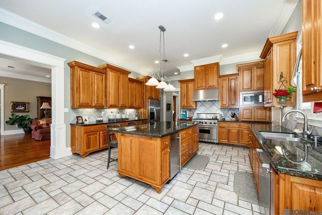 19027 Spyglass Hill Dr, Baton Rouge, LA 70809