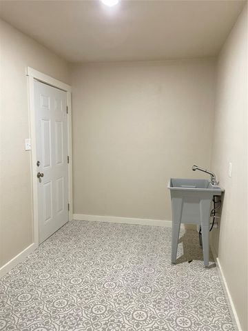 230 E New York Street, Brazoria, TX 77422