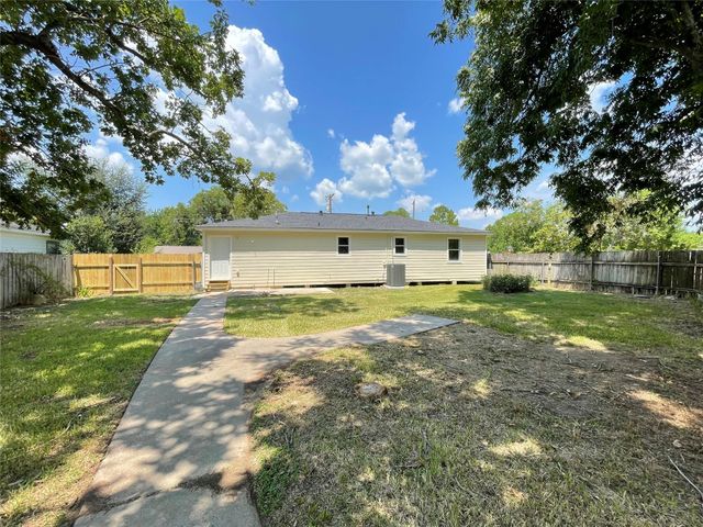 230 E New York Street, Brazoria, TX 77422