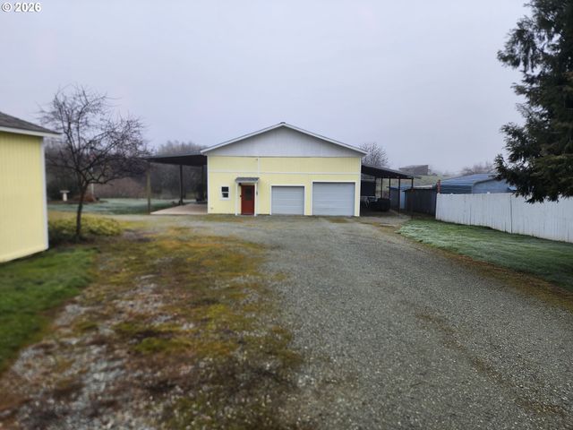 795 E St, Riddle, OR 97469