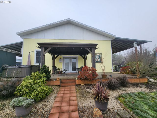 795 E St, Riddle, OR 97469