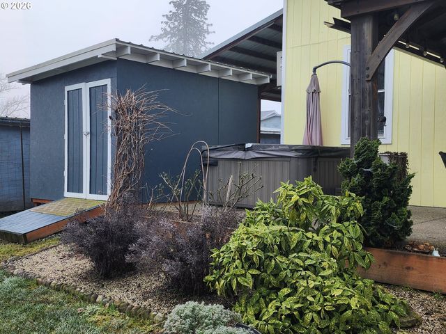 795 E St, Riddle, OR 97469