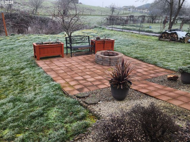 795 E St, Riddle, OR 97469