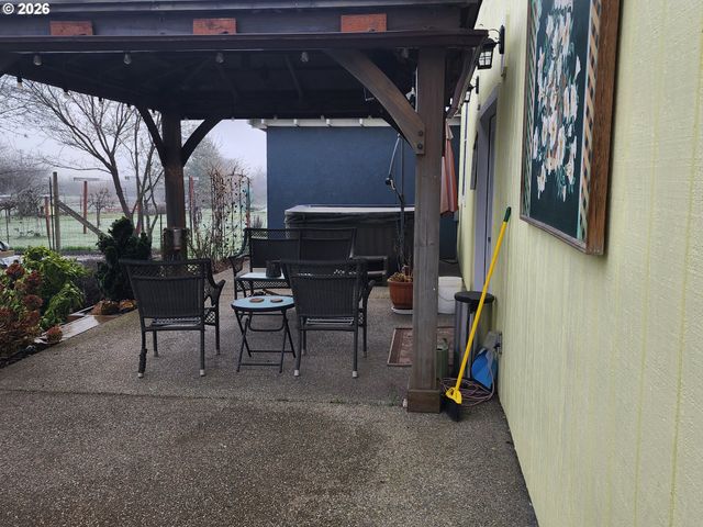 795 E St, Riddle, OR 97469