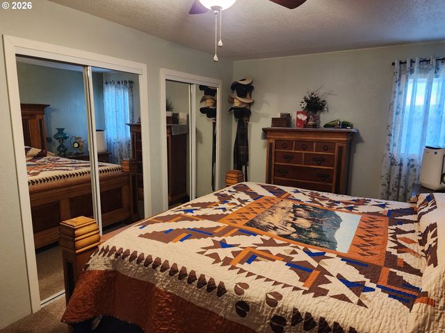795 E St, Riddle, OR 97469