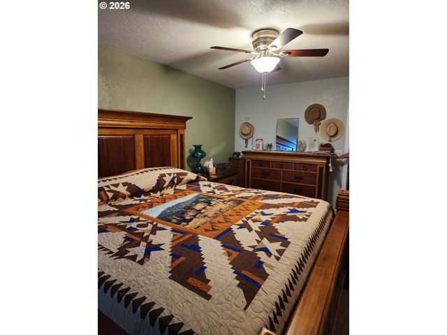 795 E St, Riddle, OR 97469