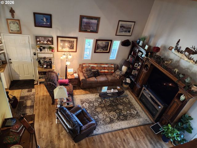 795 E St, Riddle, OR 97469