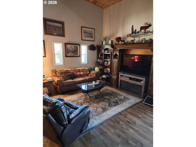 795 E St, Riddle, OR 97469