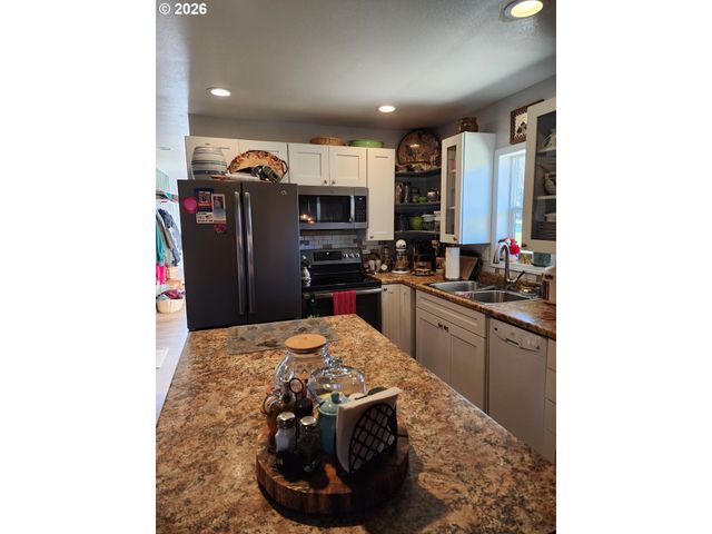 795 E St, Riddle, OR 97469