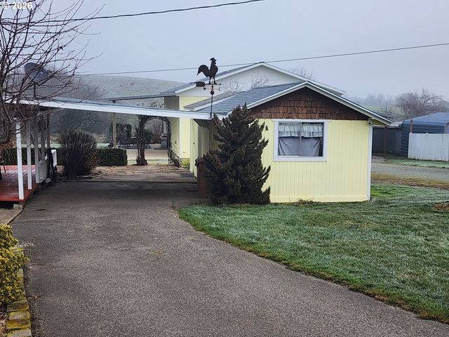 795 E St, Riddle, OR 97469