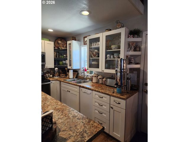 795 E St, Riddle, OR 97469