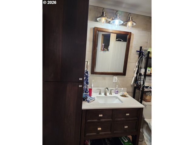 795 E St, Riddle, OR 97469