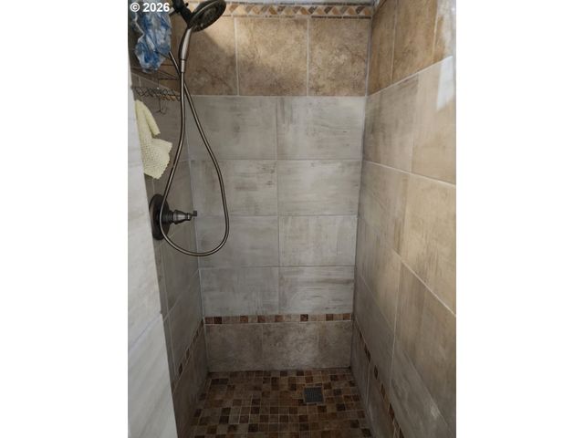 795 E St, Riddle, OR 97469