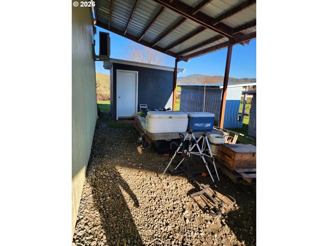 795 E St, Riddle, OR 97469