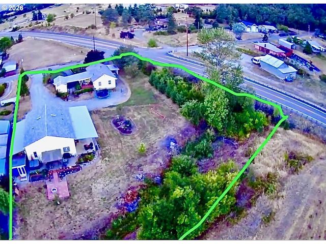 795 E St, Riddle, OR 97469
