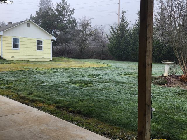 795 E St, Riddle, OR 97469
