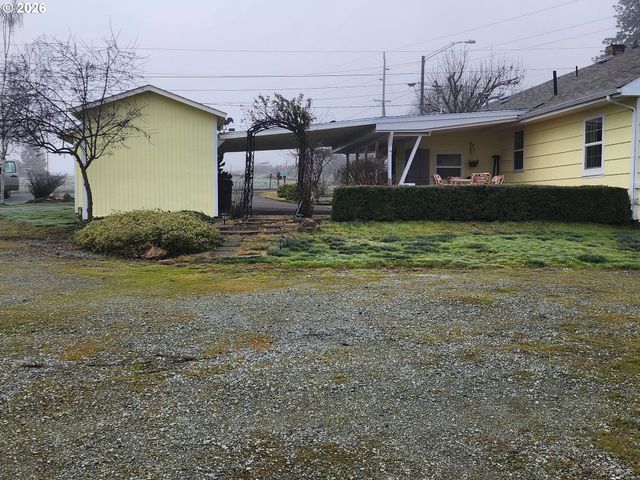 795 E St, Riddle, OR 97469
