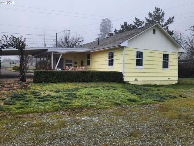 795 E St, Riddle, OR 97469