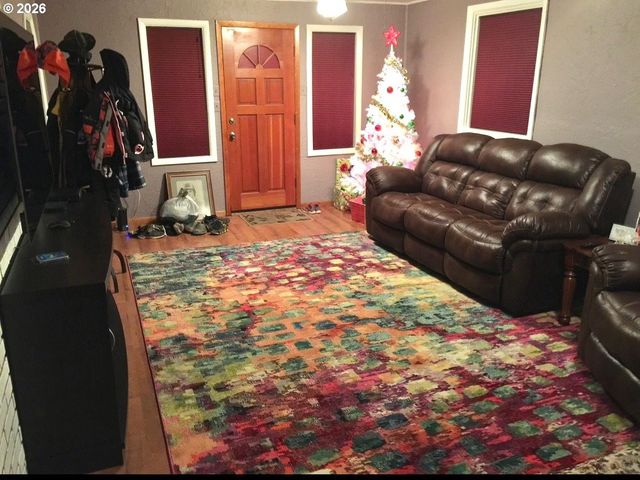 795 E St, Riddle, OR 97469