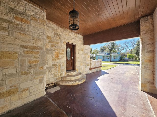 511 E Farrar Street, Groesbeck, TX 76642