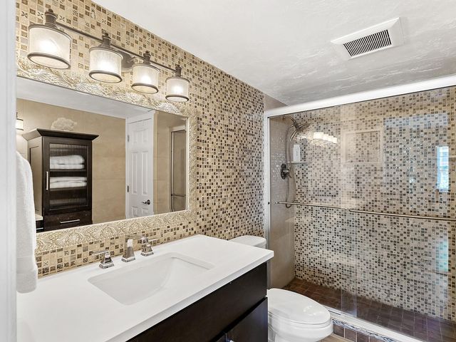 800 BENJAMIN FRANKLIN DRIVE 304, Sarasota, FL 34236