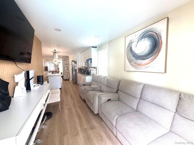 29 Cambridge 01, Valley Stream, NY 11581