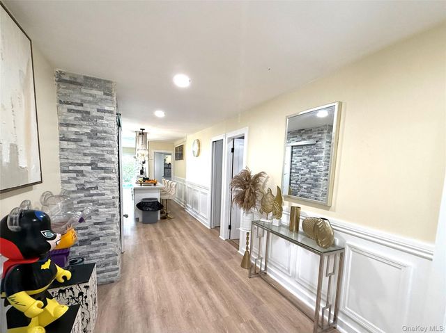 29 Cambridge 01, Valley Stream, NY 11581