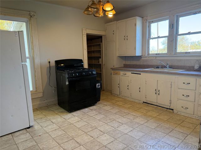 512 E 8th Street, Coffeyville, KS 67337