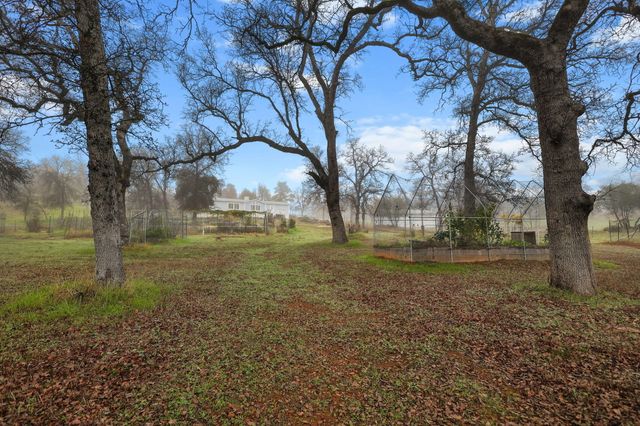 22555 E Elk Trail, Redding, CA 96003