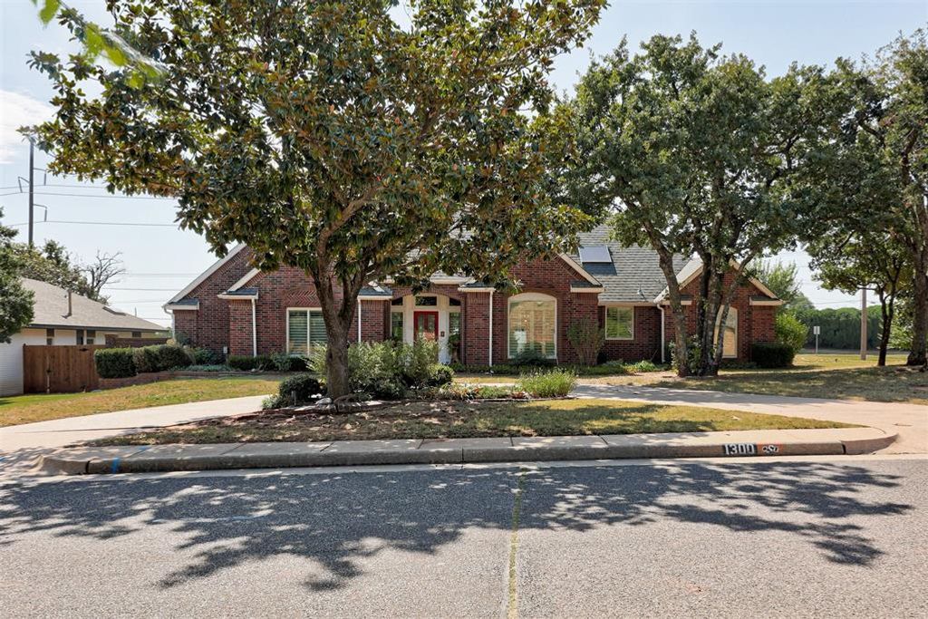 1300 Eagle Drive, Edmond, OK 73034