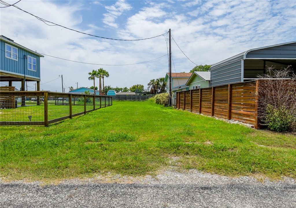 719 E Hackberry St, Rockport, TX 78382 — exterior