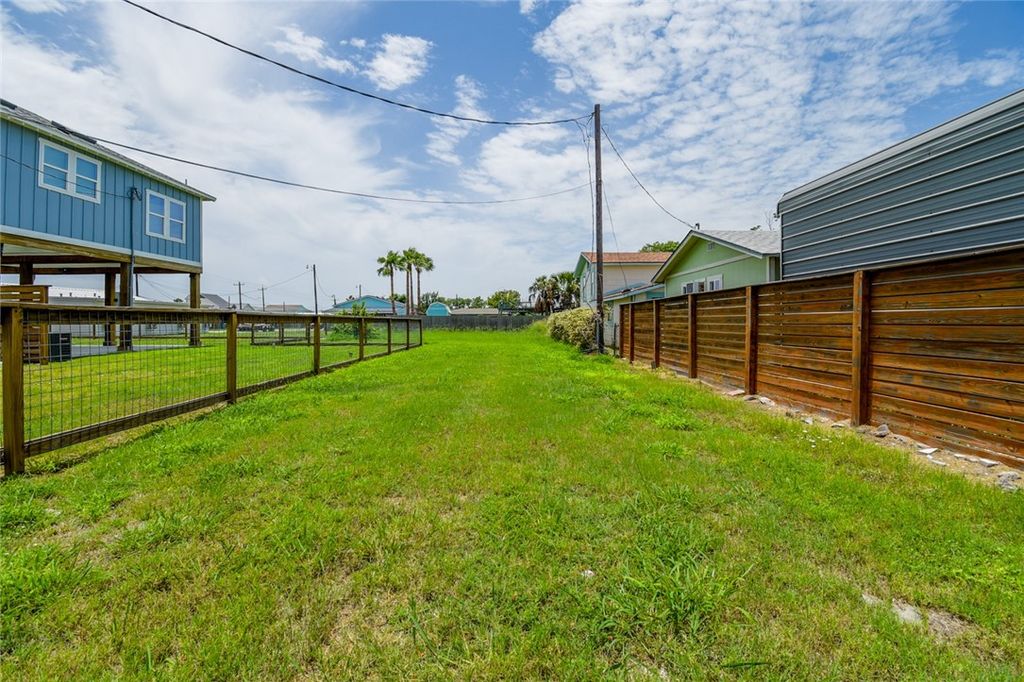 719 E Hackberry St, Rockport, TX 78382 — photo 2