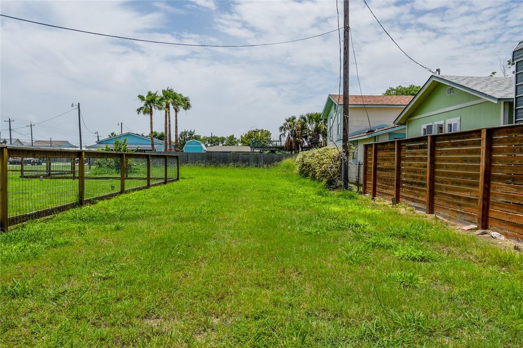 719 E Hackberry St, Rockport, TX 78382 — photo 3