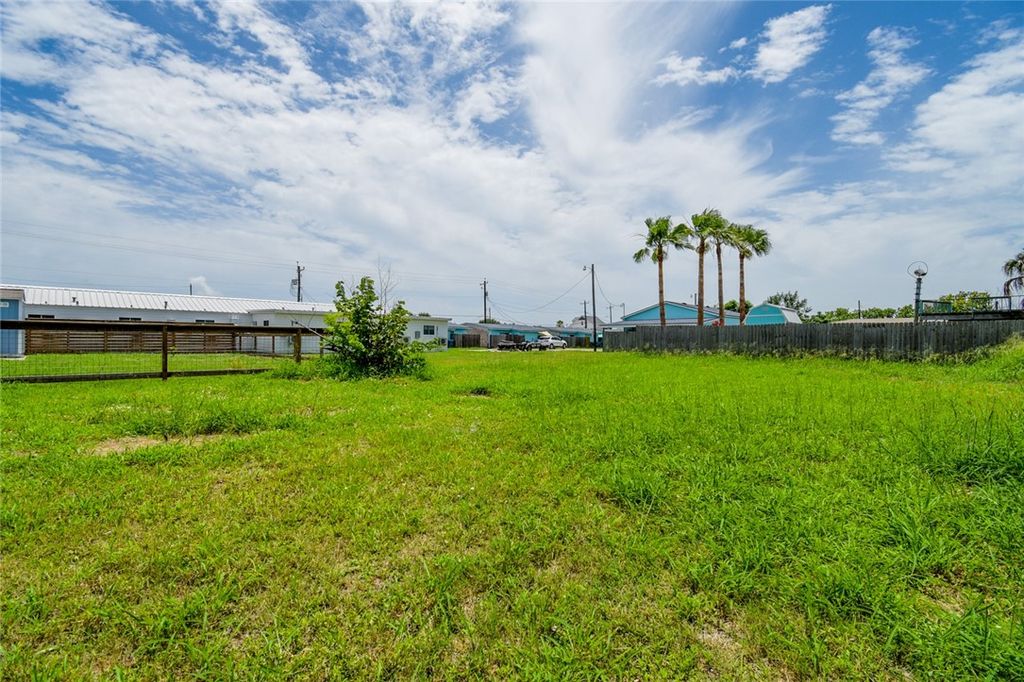 719 E Hackberry St, Rockport, TX 78382 — photo 4