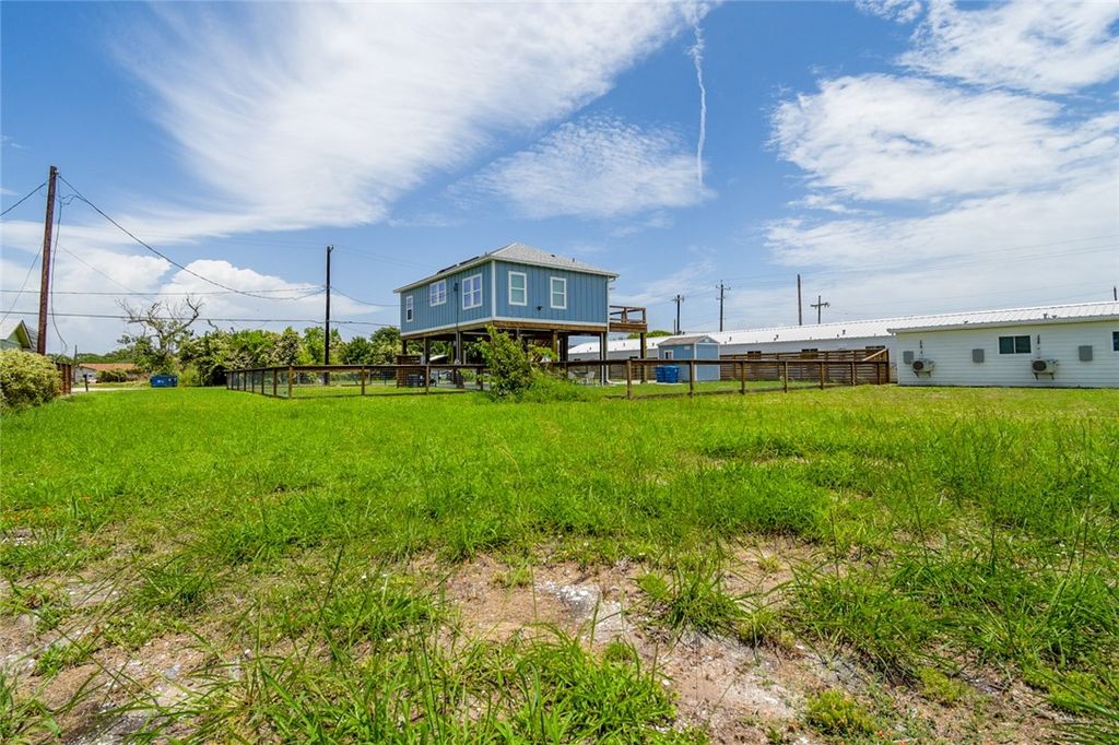 719 E Hackberry St, Rockport, TX 78382 — photo 5