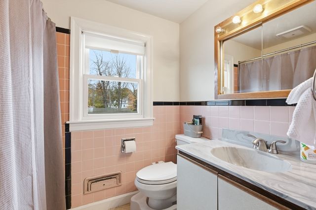 429 Oak Hill Rd, Fitchburg, MA 01420