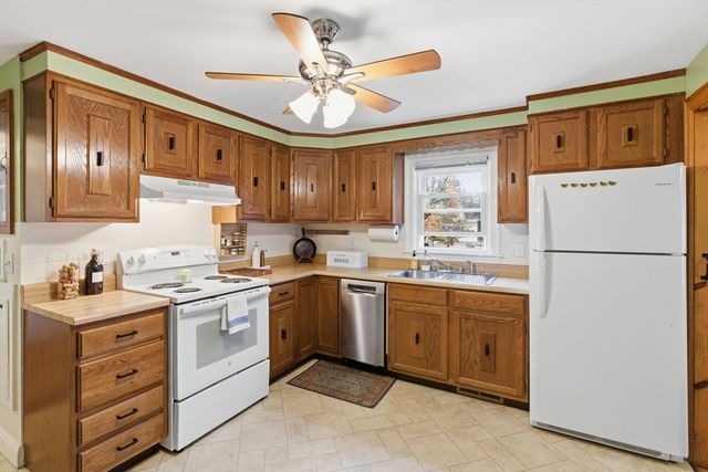 429 Oak Hill Rd, Fitchburg, MA 01420