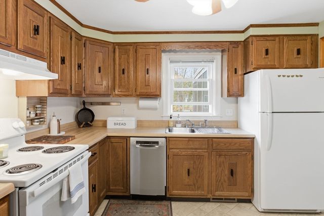 429 Oak Hill Rd, Fitchburg, MA 01420