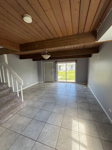 420 Meadowgreen Lane 420, Round Lake Beach, IL 60073