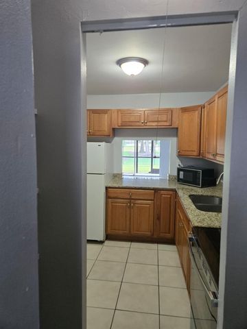 8001 FAIRVIEW Drive 104, Tamarac, FL 33321