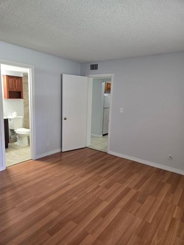 8001 FAIRVIEW Drive 104, Tamarac, FL 33321